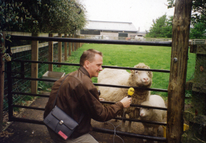 Dolly mit Lämmchen und Besucher | Foto: Michael Lange